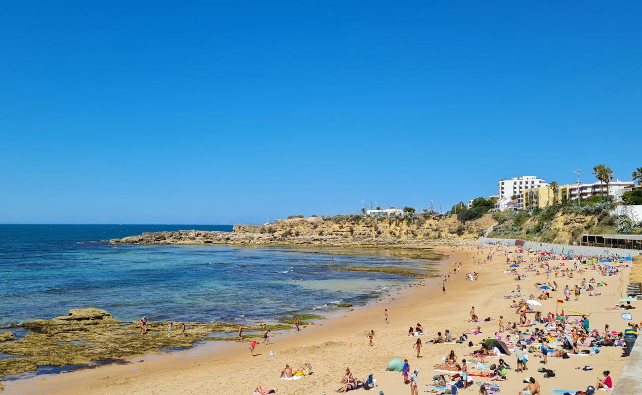 Фото Praia de Sao Pedro do Estoril с светлый песок поверхностью