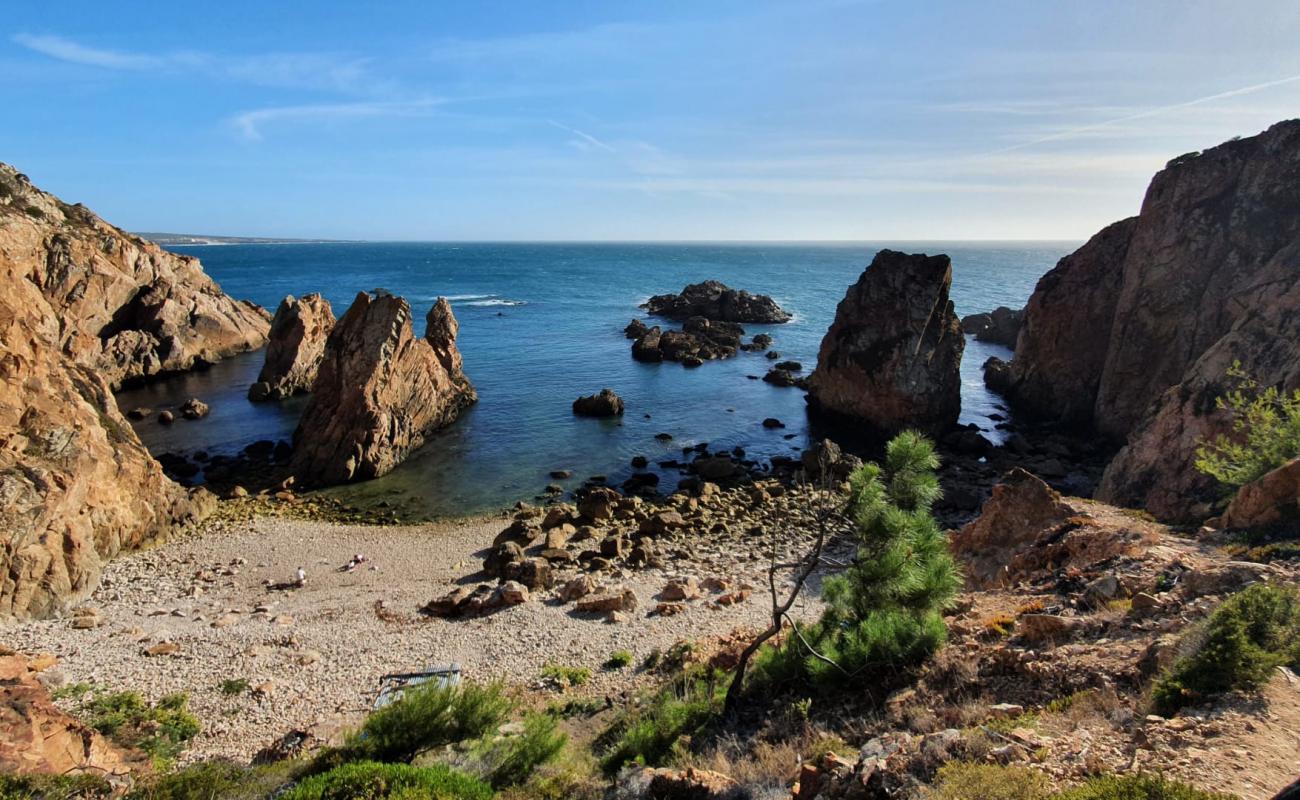 Фото Praia do Porto do Touro ou Guincho Velho с серая галька поверхностью