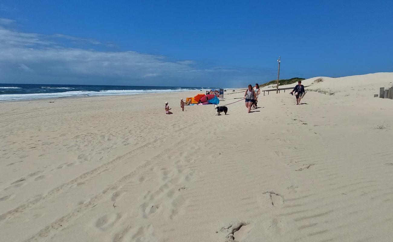 Фото Praia do Areao с светлый песок поверхностью