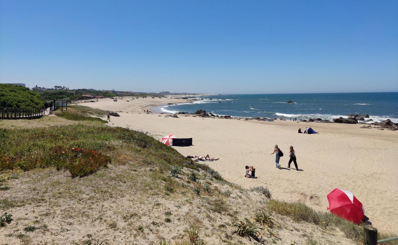 Фото Praia da Madalena с светлый песок поверхностью