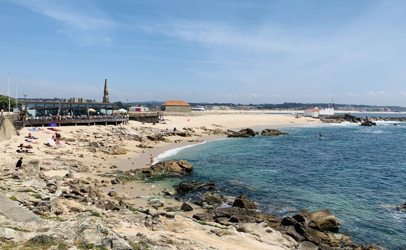 Фото Praia da Senhora da Guia с светлый песок поверхностью