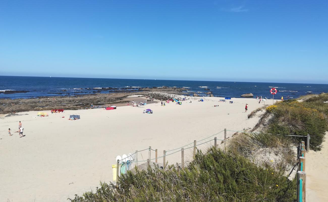 Фото Praia de Carreco с светлый песок поверхностью