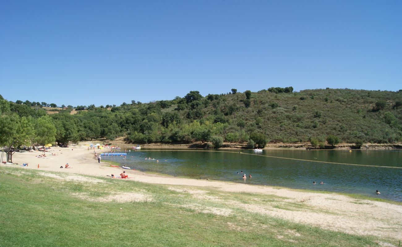 Фото Praia Fluvial da Fraga da Pegada с светлый песок поверхностью