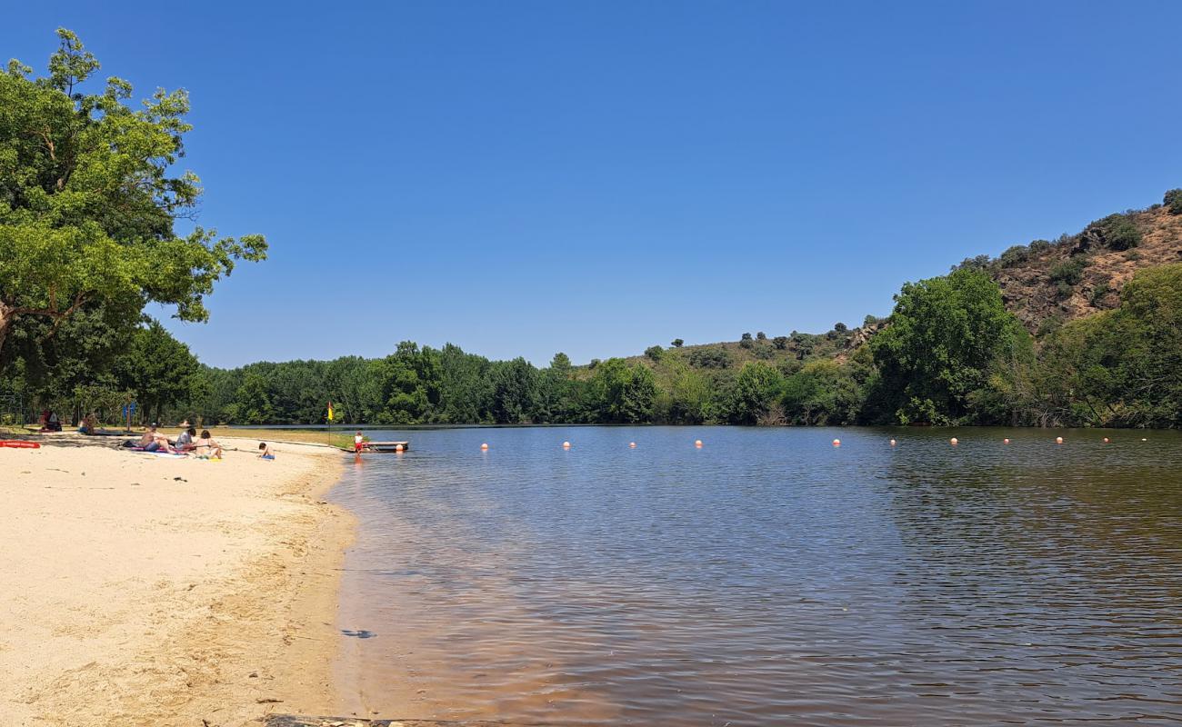 Фото Praia Fluvial de Mirandela с светлый песок поверхностью