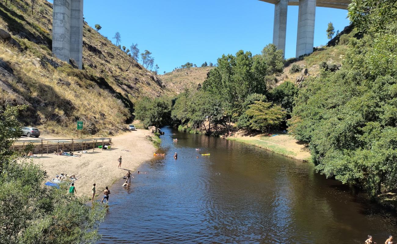 Фото Praia Fluvial de Rebelos em Murca с песок с камнями поверхностью