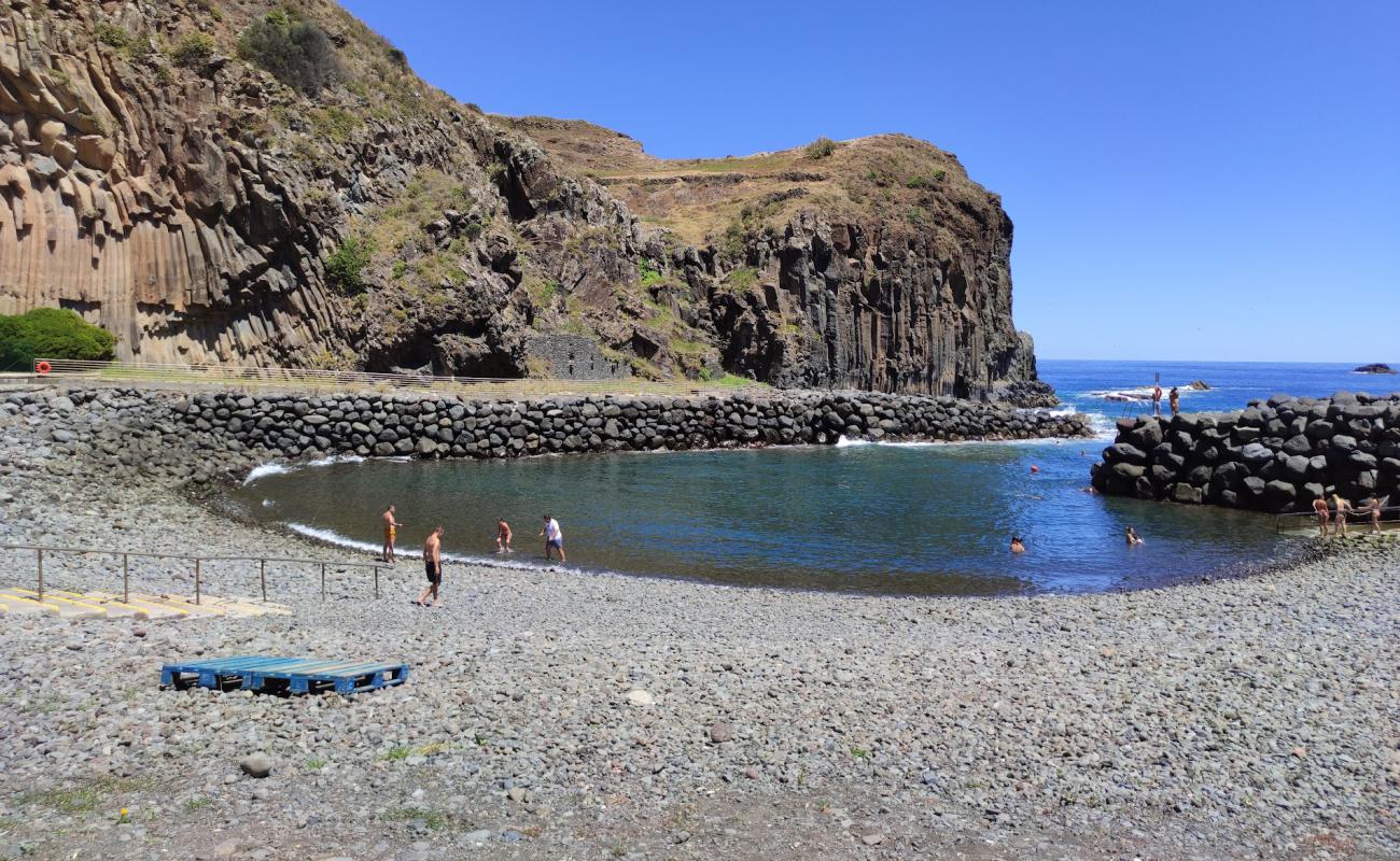 Фото Complexo Balnear da Foz da Ribeira do Faial с серая галька поверхностью