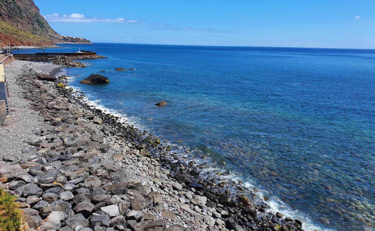 Фото Praia do Cais с серая галька поверхностью