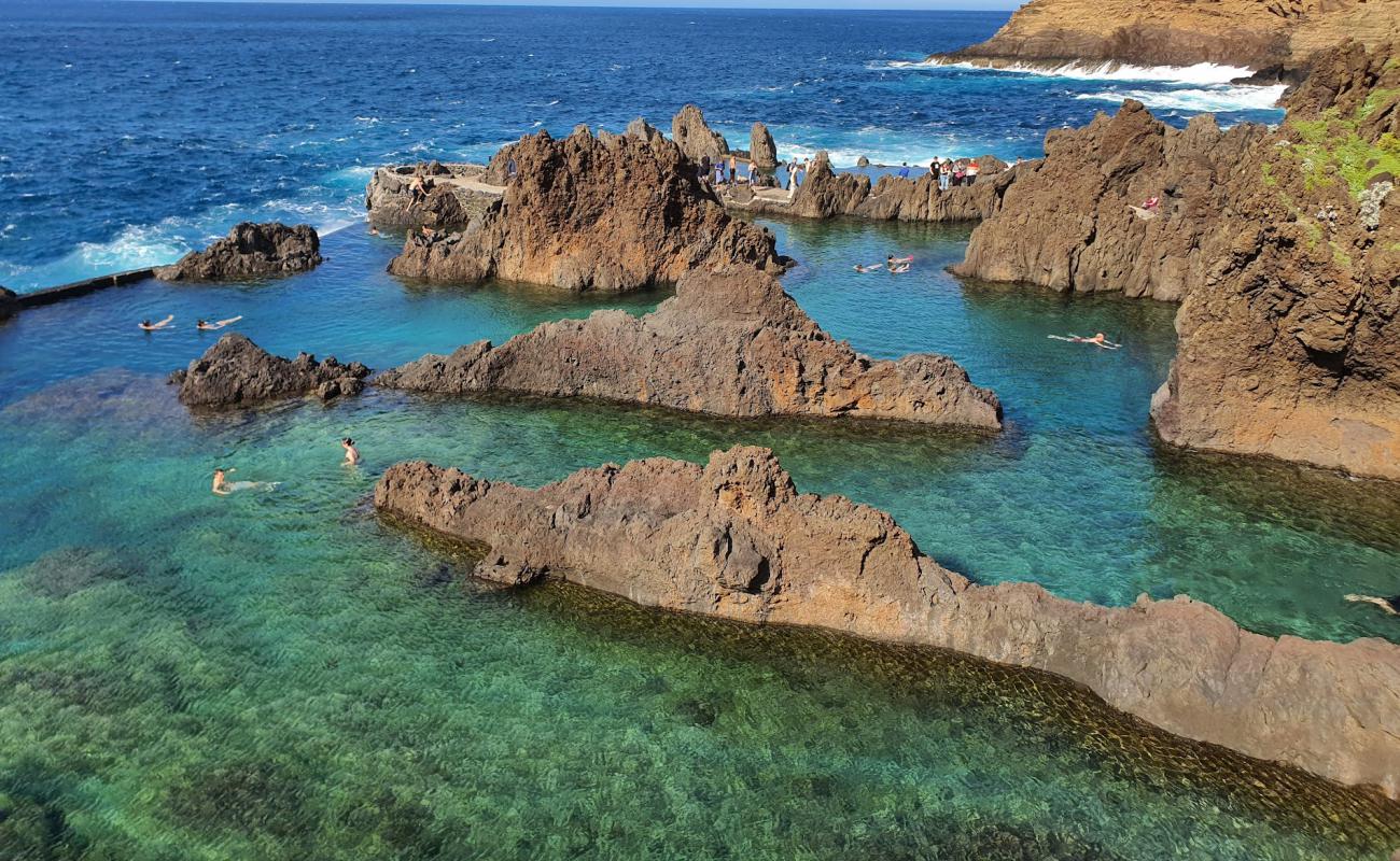 Фото Piscinas Naturais Velhas с бетон поверхностью