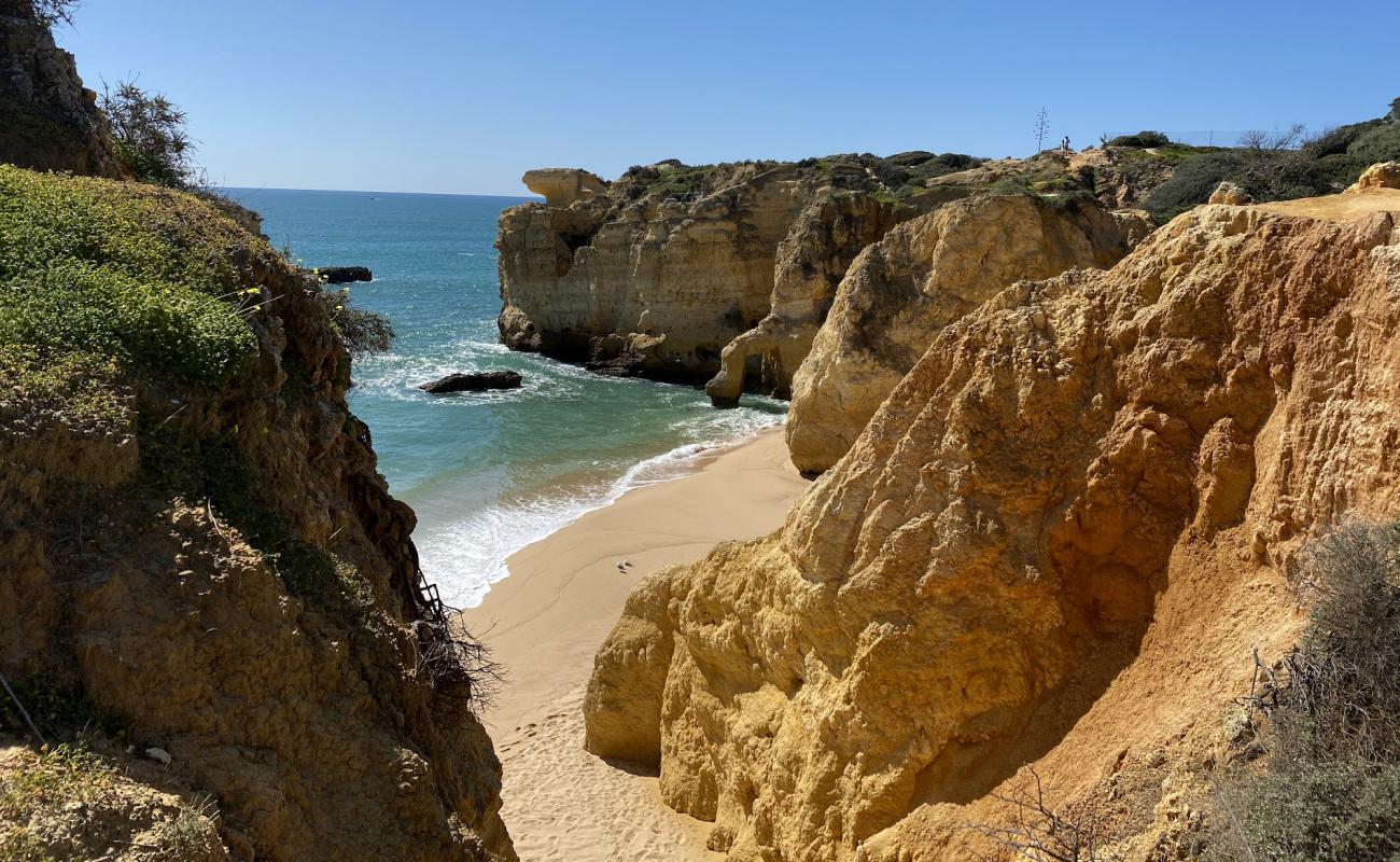 Фото Praia dos Piratas с светлый песок поверхностью