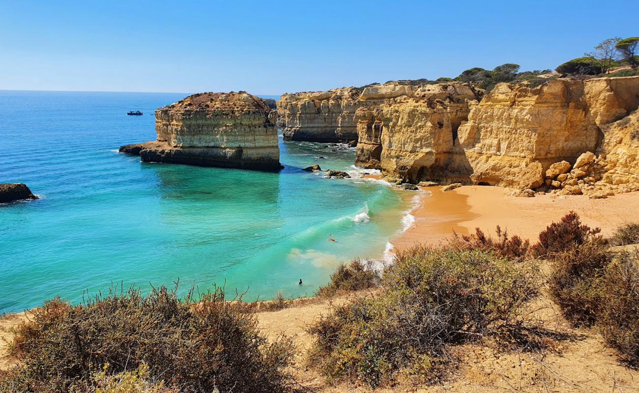 Фото Praia das Salamitras с светлый песок поверхностью