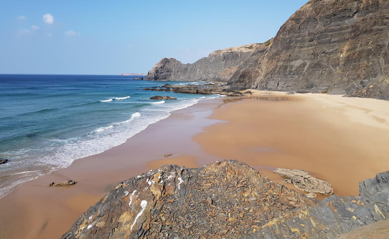 Фото Praia do Mirouco с светлый песок поверхностью