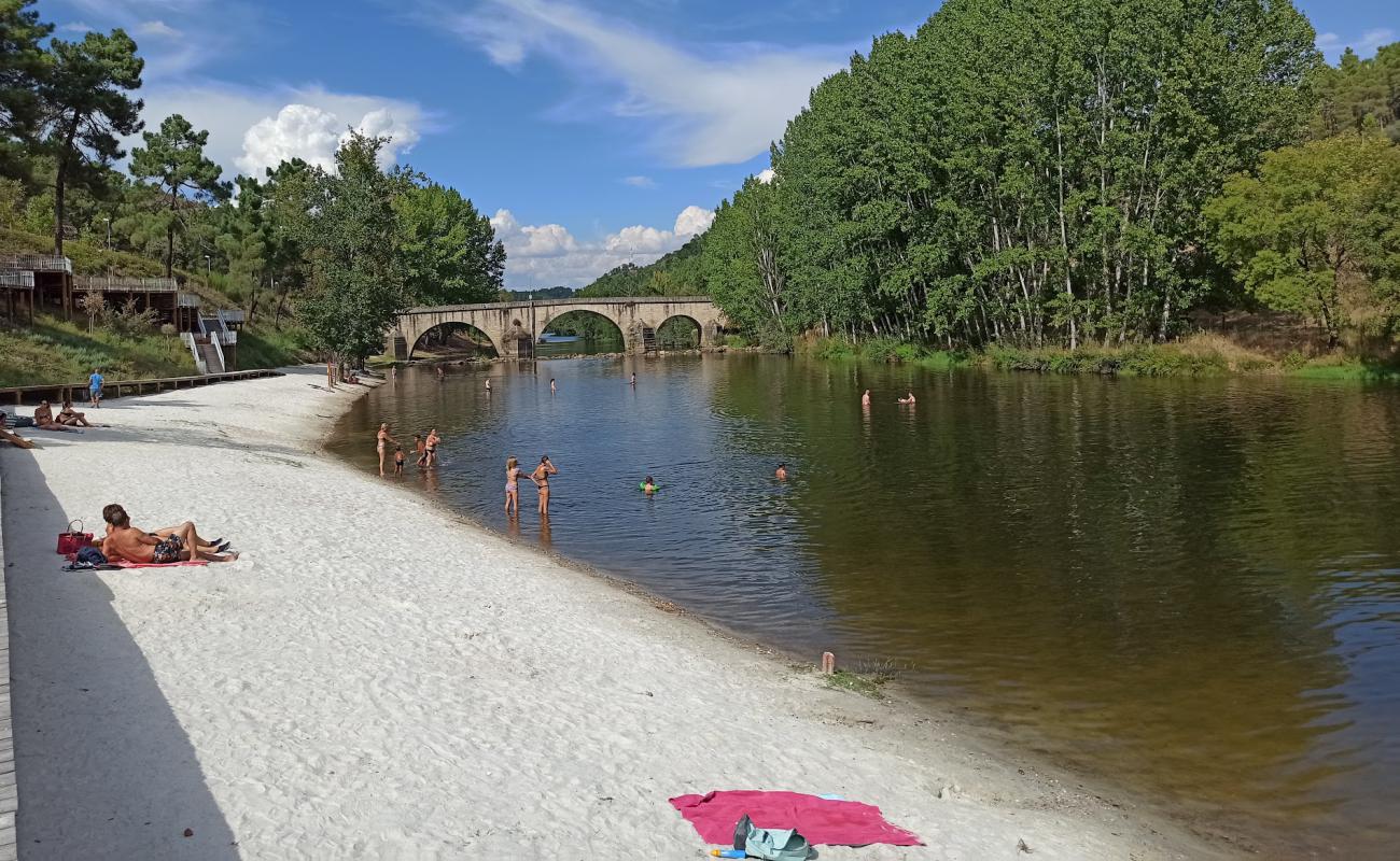 Фото Praia Fluvial de Rabacal с светлый песок поверхностью