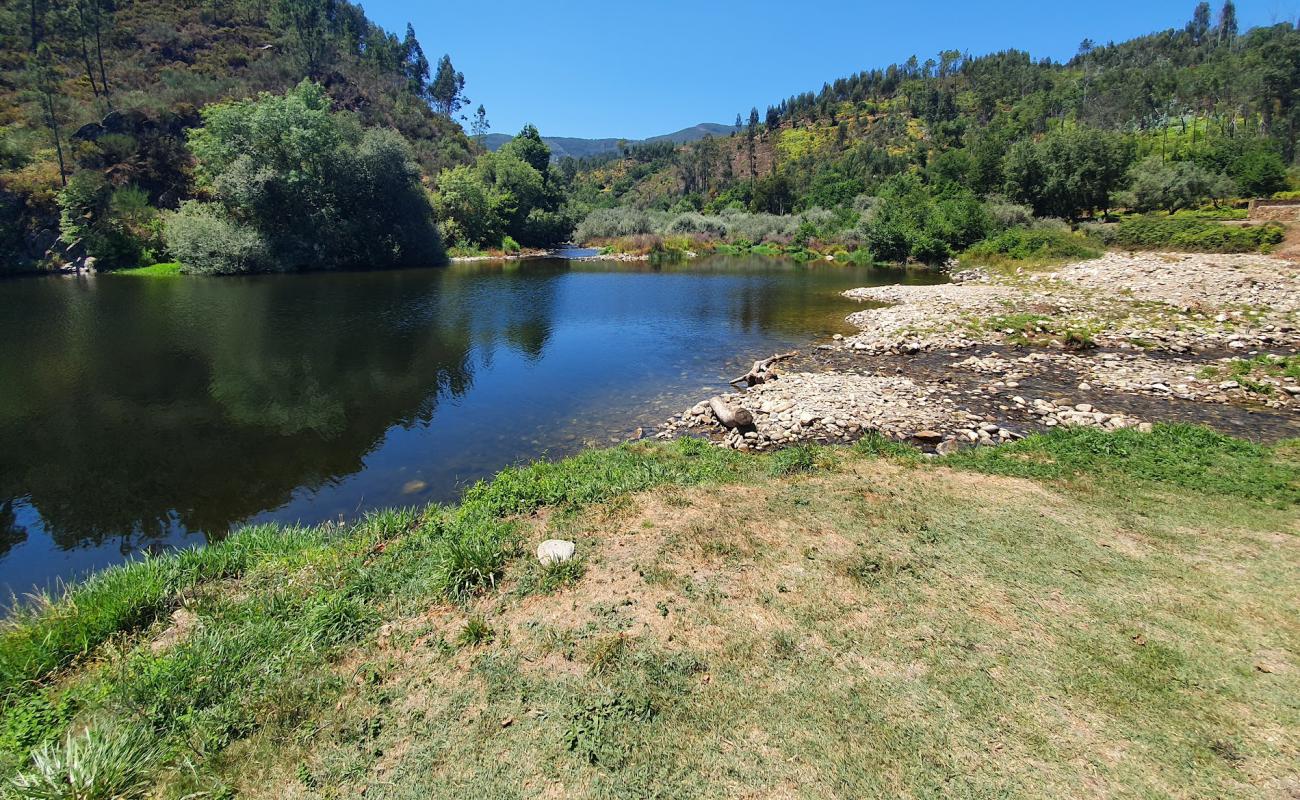 Фото Praia Fluvial da Foz Cabril с камни поверхностью