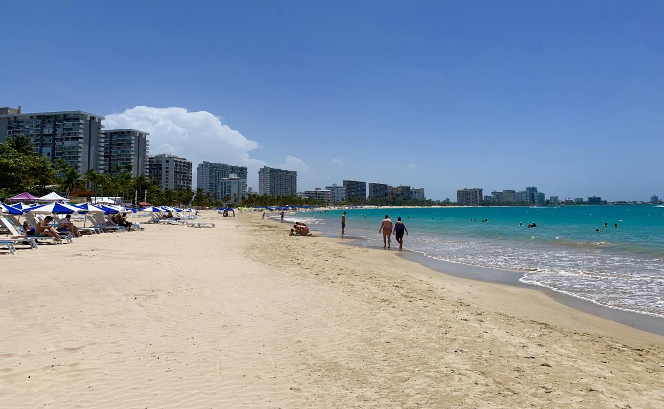 Фото Isla Verde West с золотистый песок поверхностью