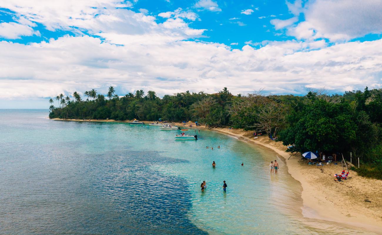 Фото Playa Buye с золотистый песок поверхностью