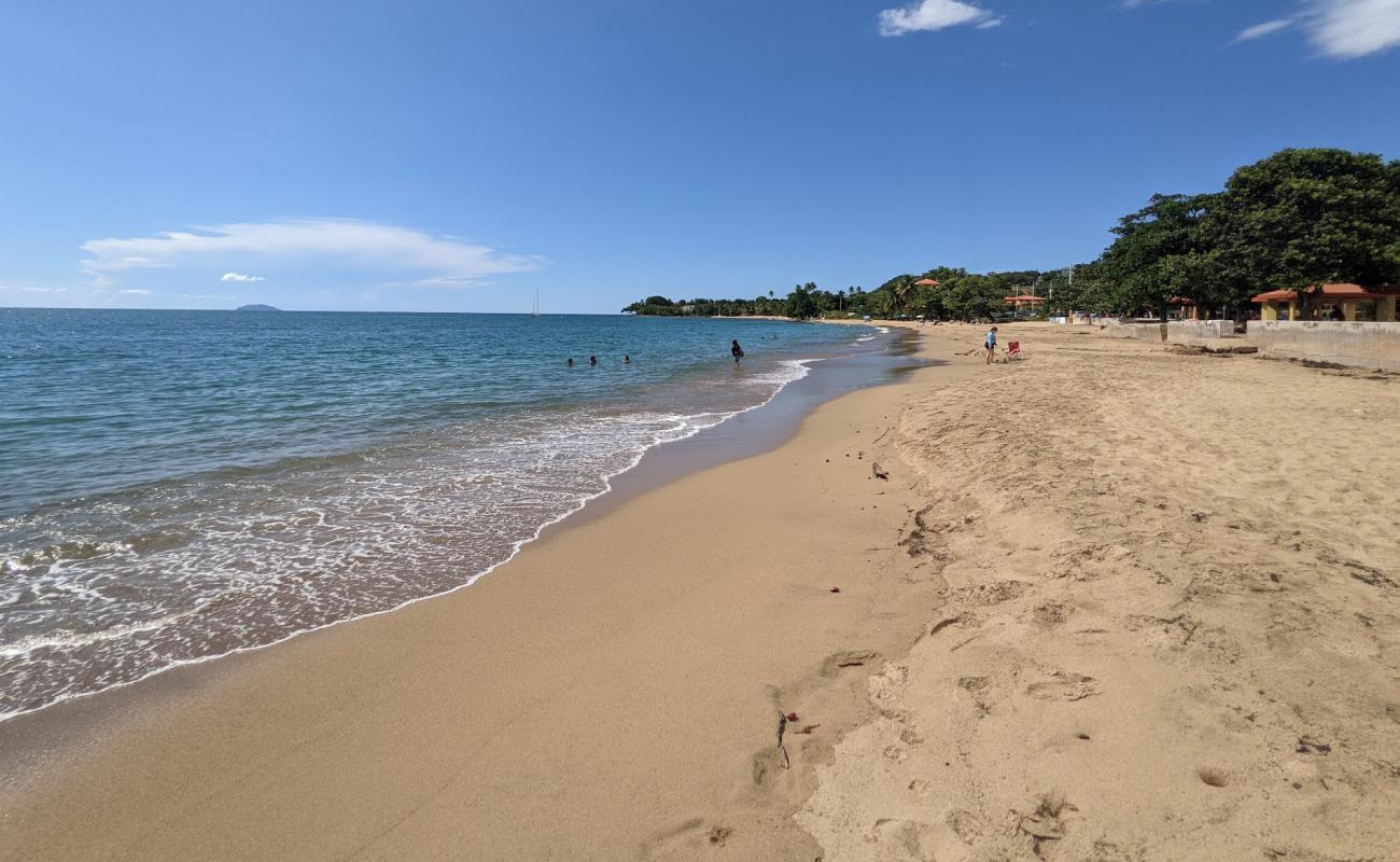 Фото Playa Dona Lala Beach с золотистый песок поверхностью