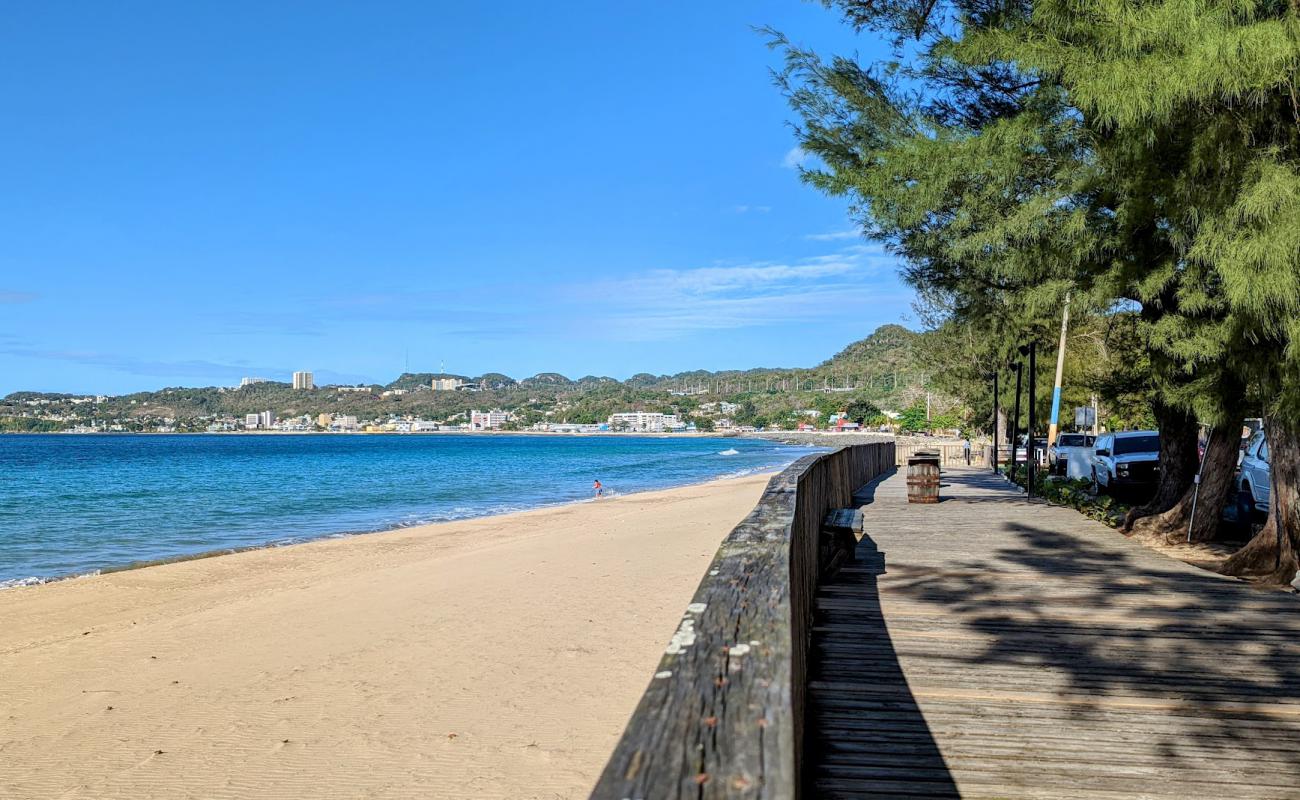 Фото Colon beach с светлый песок поверхностью