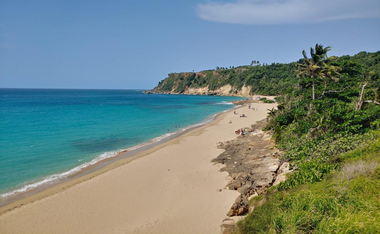 Фото Punta Borinquen beach с светлый песок поверхностью