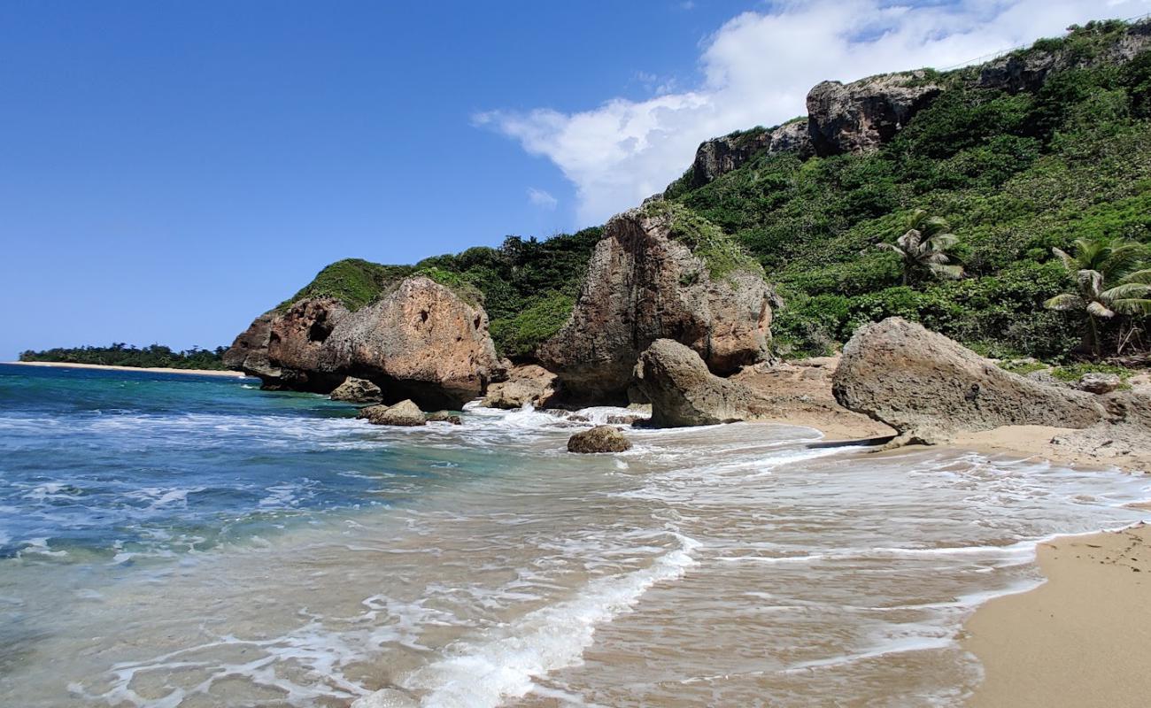 Фото Punta Borinquen II beach с песок с камнями поверхностью