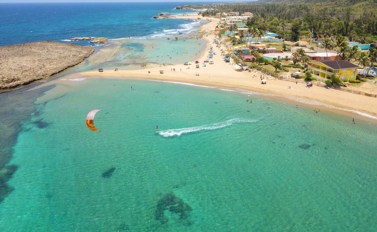 Фото Playa Montones с светлый песок поверхностью