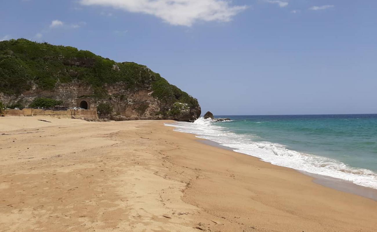 Фото Playa Guajataca с светлый песок поверхностью