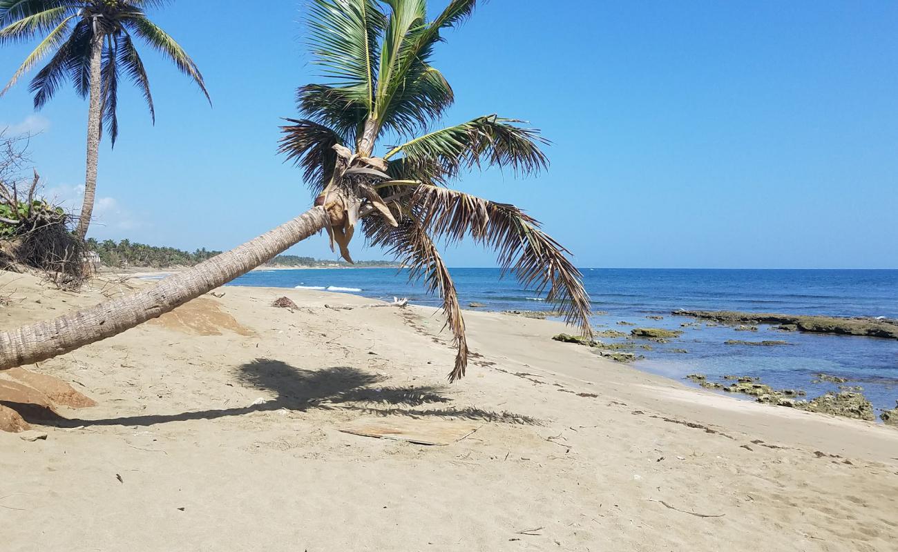 Фото Playa Las Criollas с светлый песок поверхностью