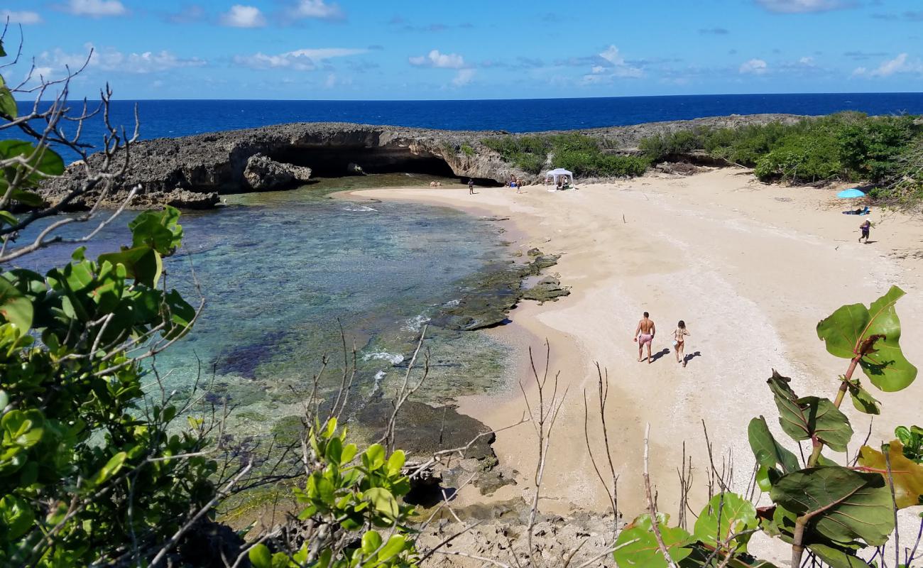 Фото Las Golondrinas beach с светлый песок поверхностью