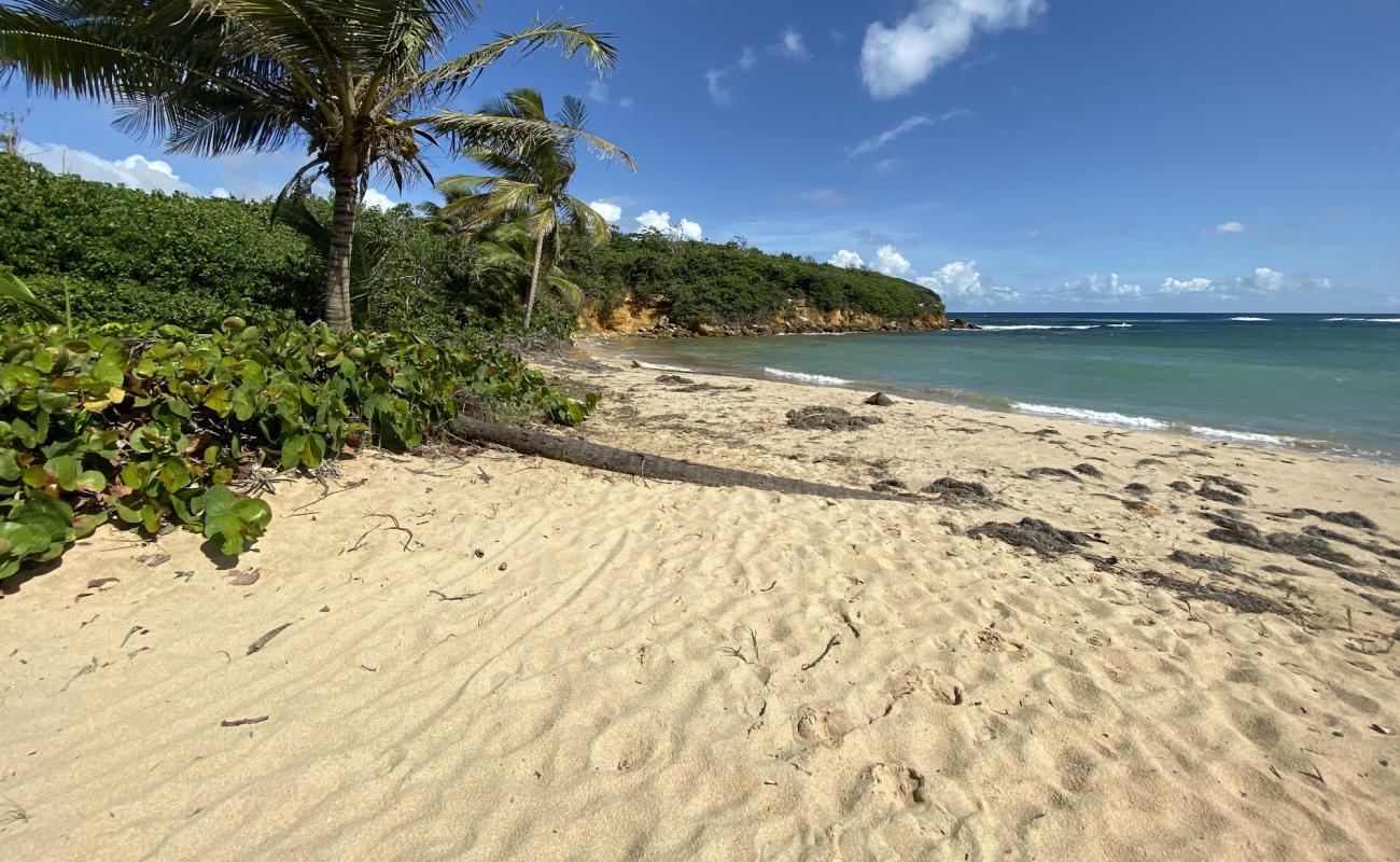 Фото Playa De Los Tocones с светлый песок поверхностью