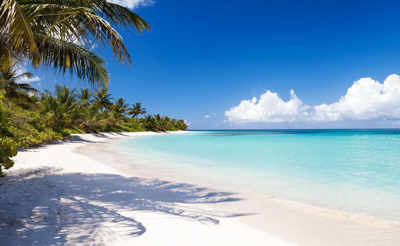 Фото Flamenco beach с светлый песок поверхностью