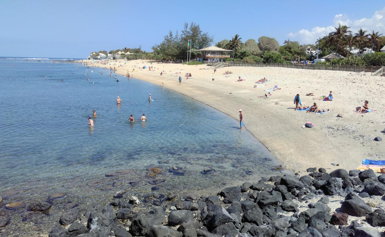 Фото Saint-Pierre Beach с светлый песок поверхностью