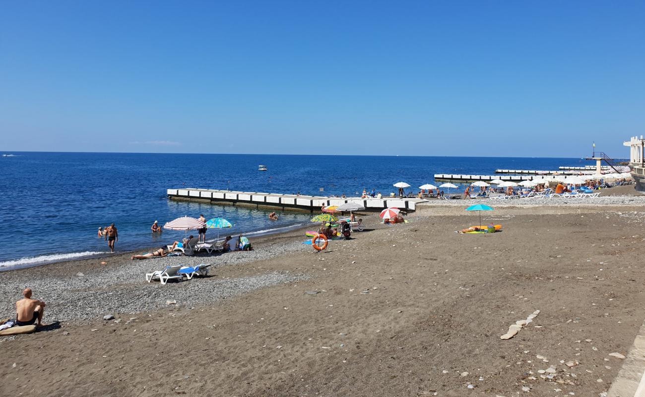 Фото Green Grove hotel beach с серая галька поверхностью