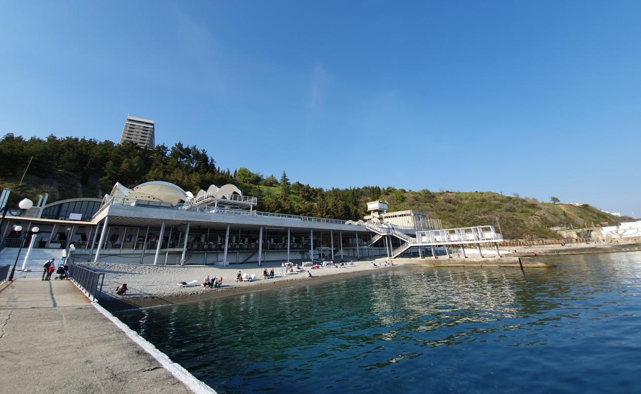 Фото Yalta beach с серая чистая галька поверхностью