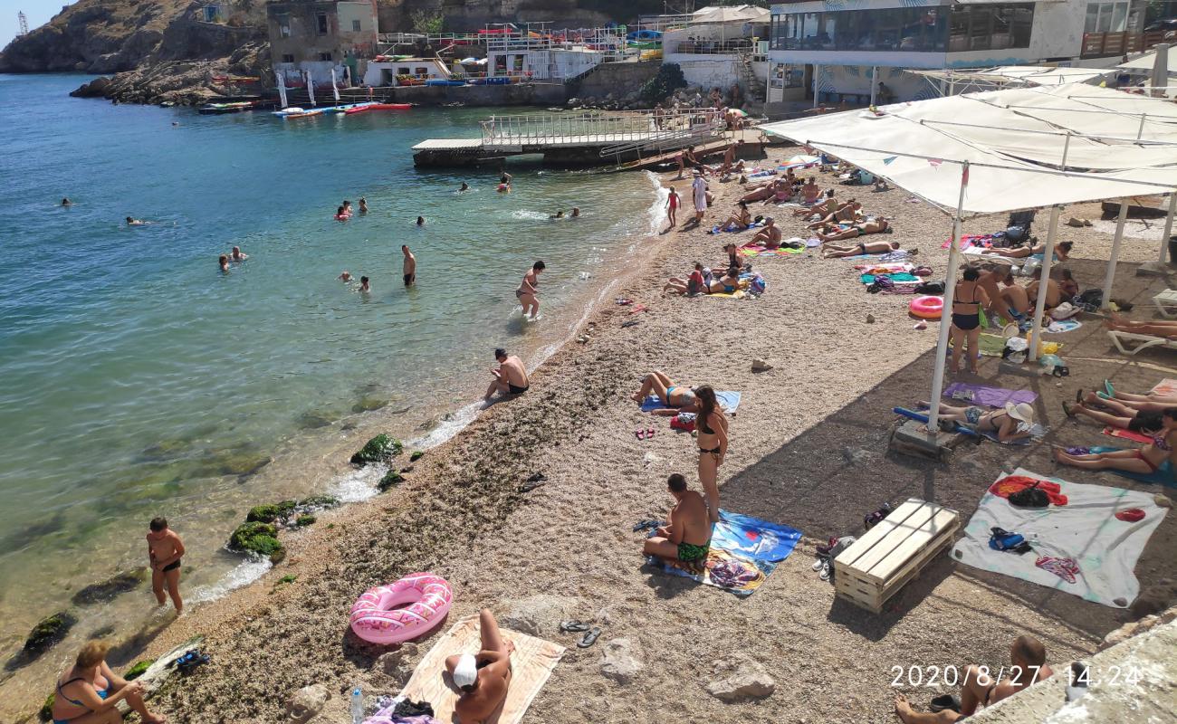 Фото Mramornyy beach с белая чистая галька поверхностью