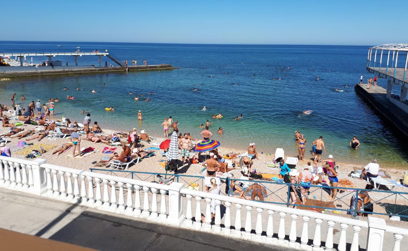 Фото Victory Park beach с темная чистая галька поверхностью