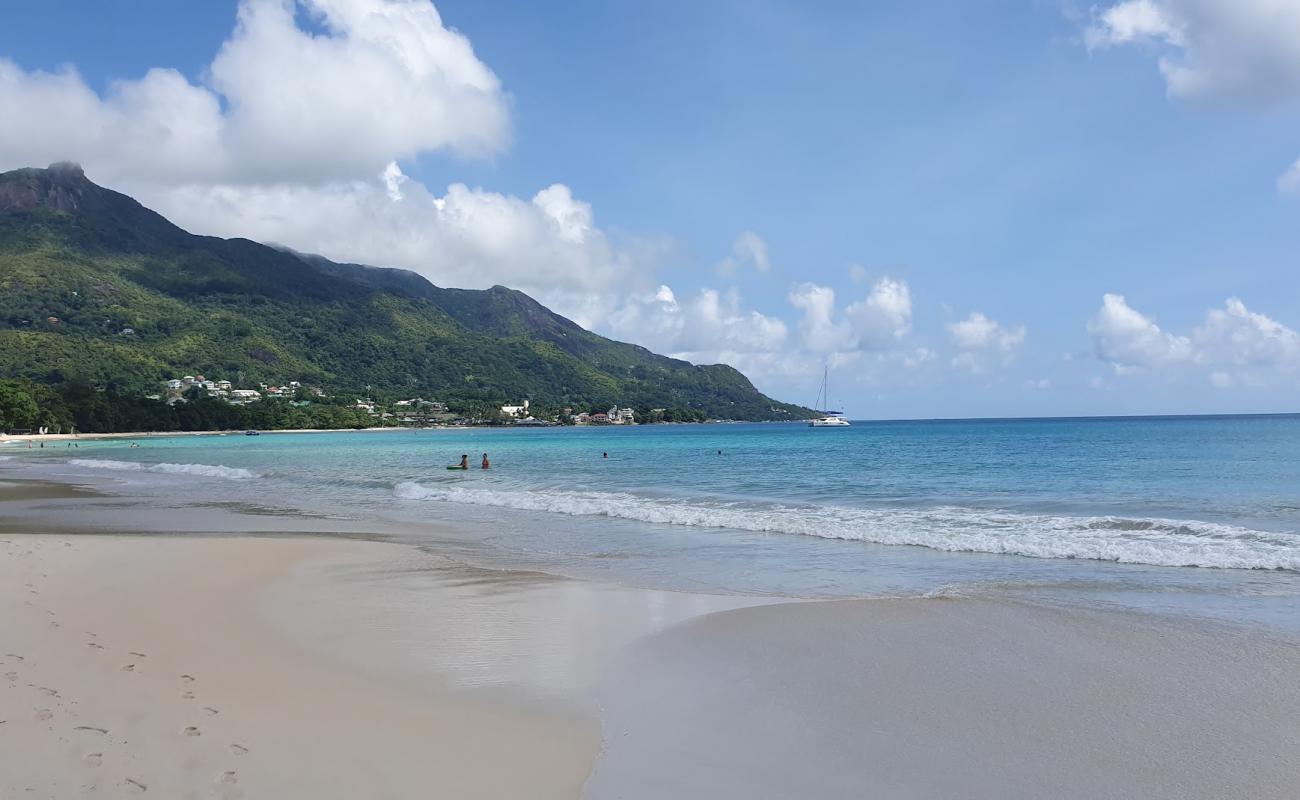 Фото Beau Vallon Beach с золотистый песок поверхностью