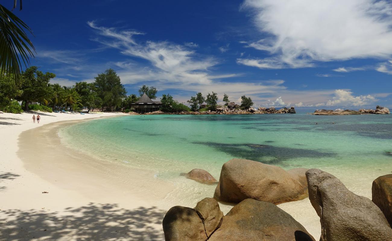 Фото Petite Anse Kerlan Beach с белый чистый песок поверхностью