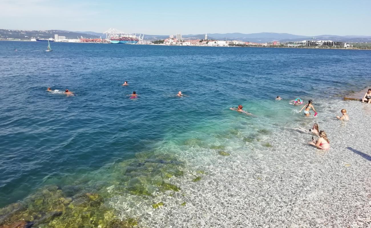 Фото Zusterna beach с бетон поверхностью