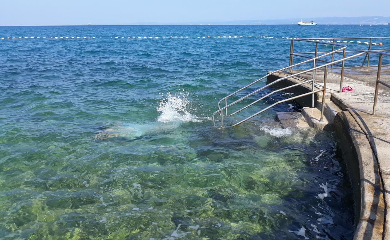 Фото Izola beach с бетон поверхностью