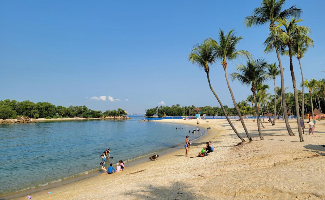 Фото Tanjong Beach с светлый песок поверхностью