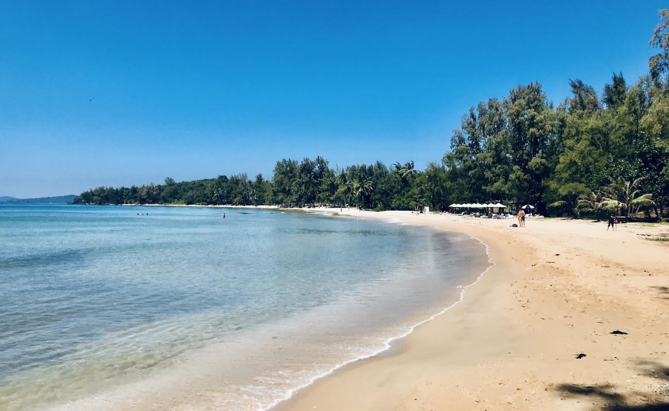 Фото Ong Lang beach с светлый песок поверхностью