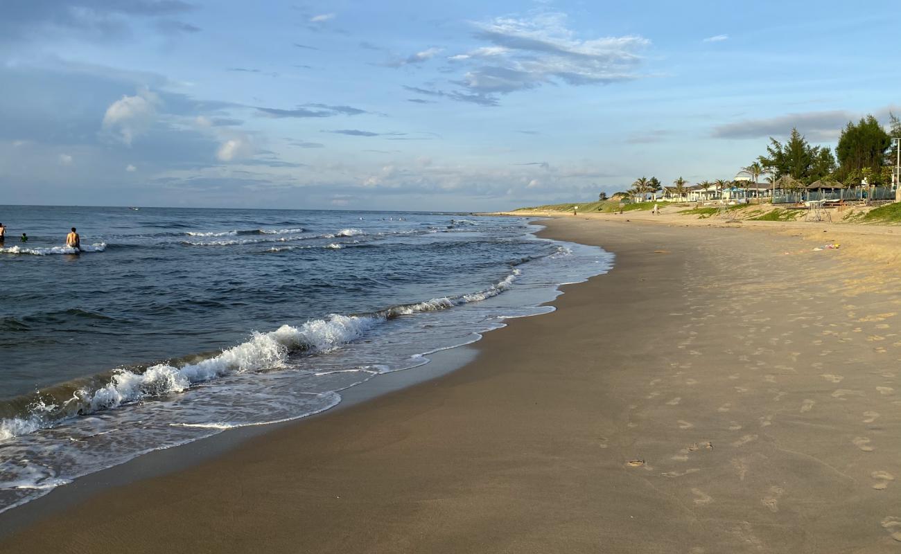 Фото Long Hai Channel Beach с золотистый песок поверхностью