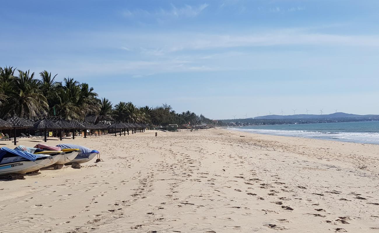 Фото Ham Tien Beach с светлый песок поверхностью