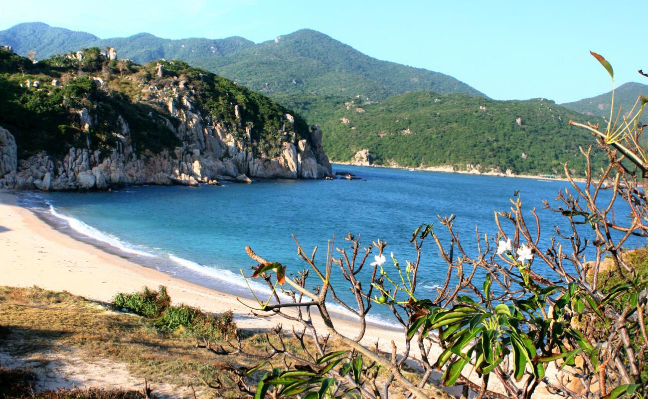 Фото Amanoi Beach с светлый песок поверхностью