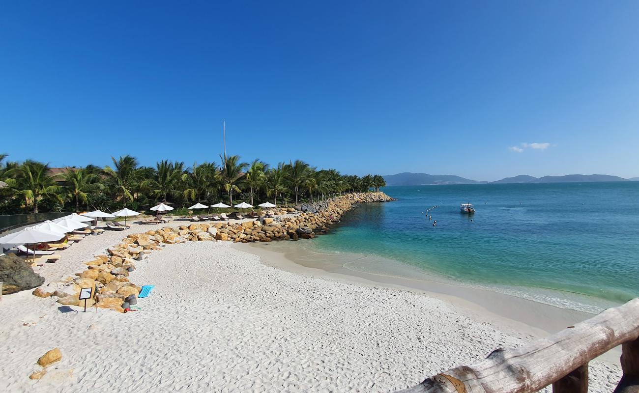 Фото Khanh Hoa Beach с золотистый песок поверхностью