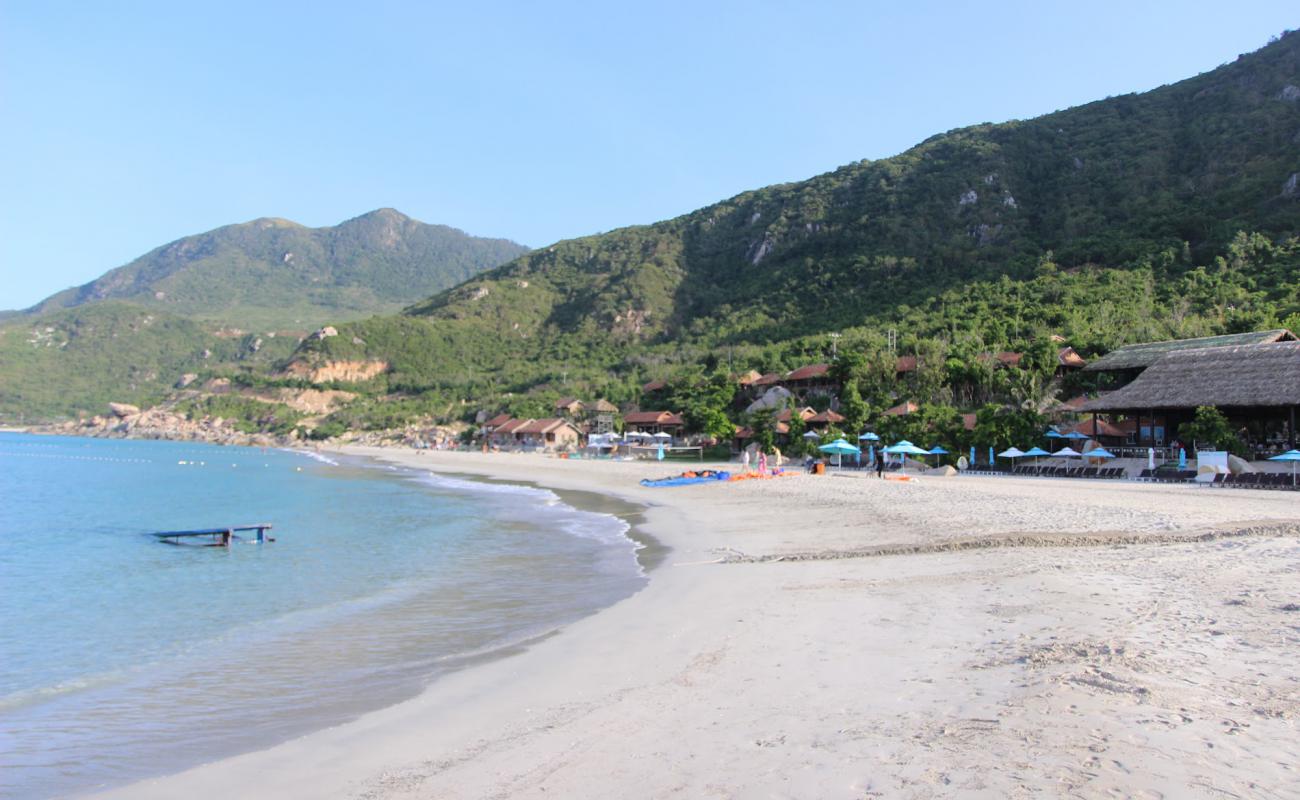 Фото Ninh Hoa Beach с светлый песок поверхностью