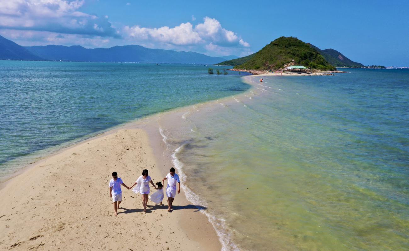 Фото Diep Son Island Beach с светлый песок поверхностью