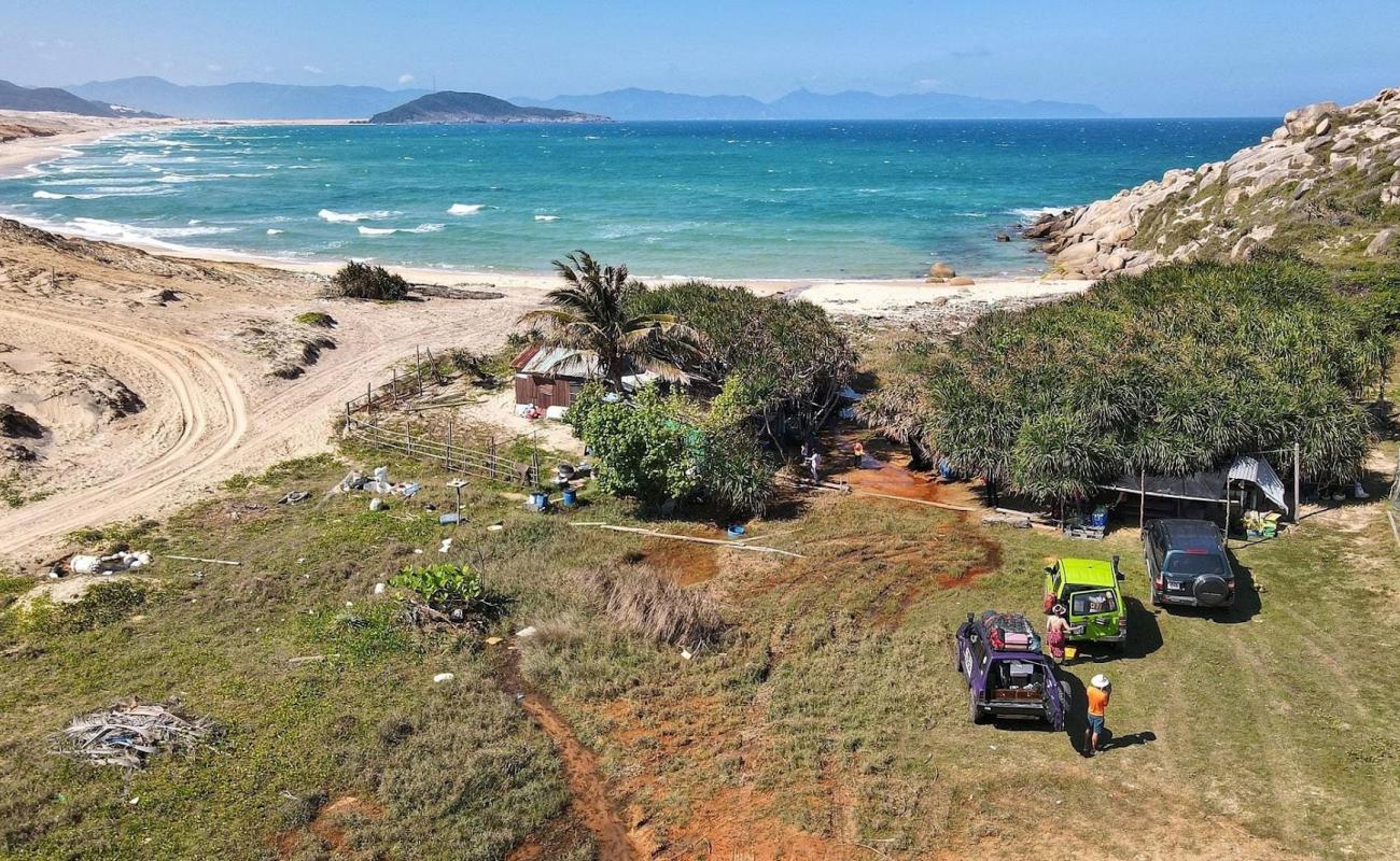 Фото Bai Hon Cat Tham Beach с светлый песок поверхностью