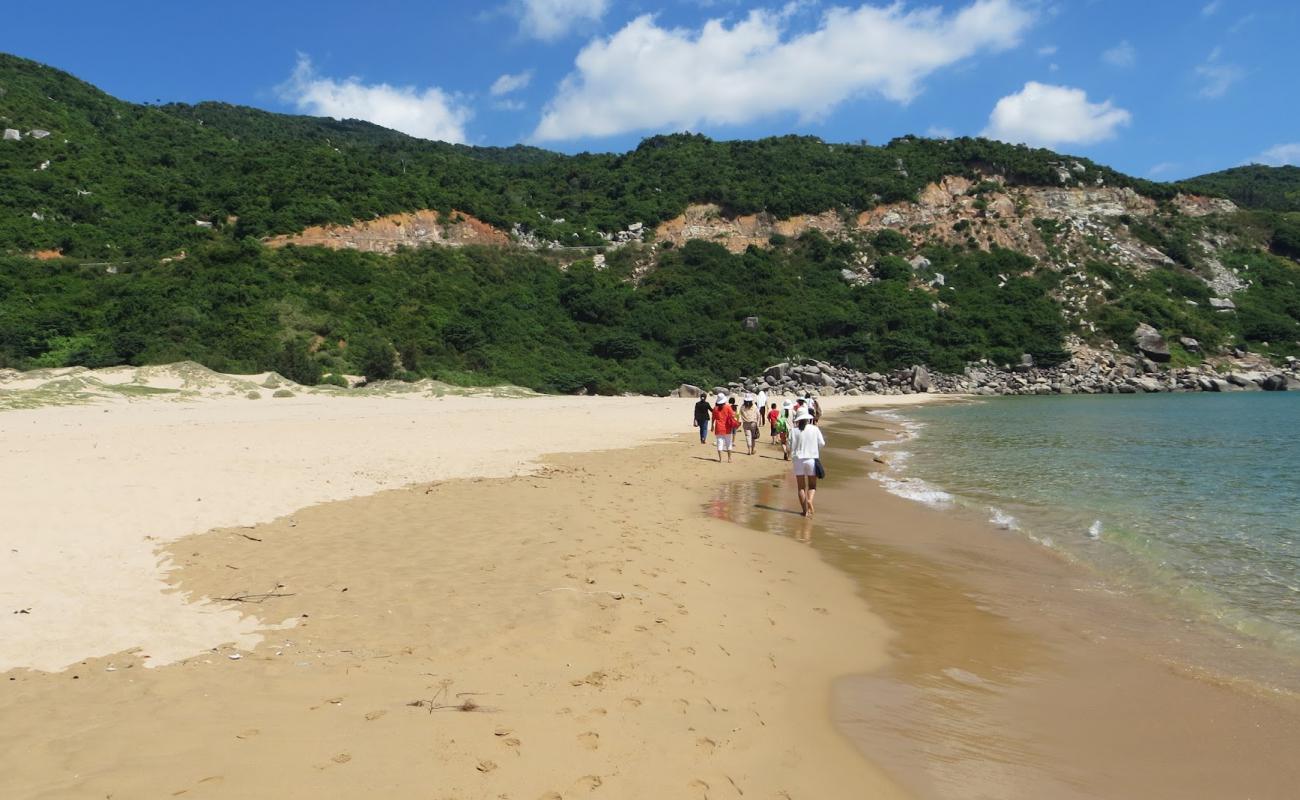 Фото Bai-Mon Beach с золотистый песок поверхностью