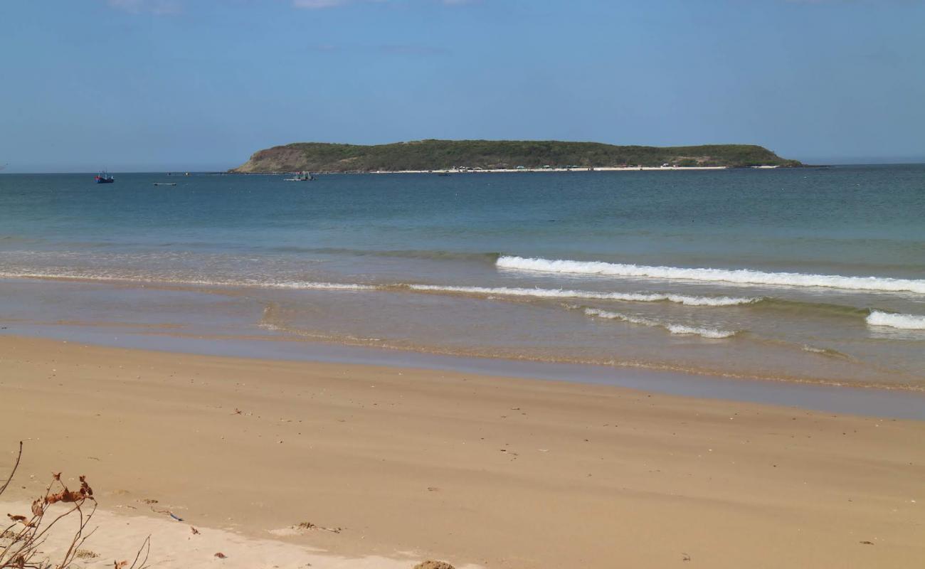 Фото Hon Chua Beach с песок с камнями поверхностью