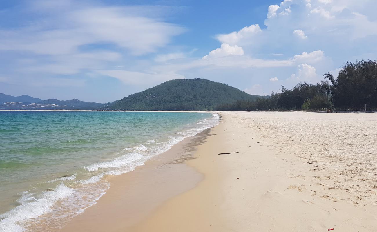 Фото Tu Nham Beach с золотистый песок поверхностью